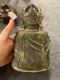 Een Chinese bronzen Boeddha en een perzikvormige wierookbrander, Ming en Qing