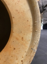 Een Chinese famille rose tuinzit met dames in een tuin, 20e eeuw