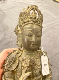 Een Chinese bronzen Boeddha en een perzikvormige wierookbrander, Ming en Qing