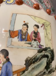 Een Chinese famille rose tuinzit met dames in een tuin, 20e eeuw