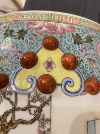 Een Chinese famille rose tuinzit met dames in een tuin, 20e eeuw