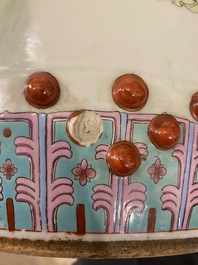 Een Chinese famille rose tuinzit met dames in een tuin, 20e eeuw