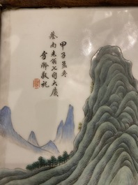 Plaque en porcelaine de Chine famille verte mont&eacute;e en &eacute;cran de table en bois, sign&eacute;e Li Huan 李澣, dat&eacute;e 1924