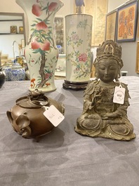 Een Chinese bronzen Boeddha en een perzikvormige wierookbrander, Ming en Qing