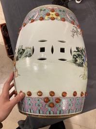 Een Chinese famille rose tuinzit met dames in een tuin, 20e eeuw