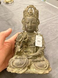 Een Chinese bronzen Boeddha en een perzikvormige wierookbrander, Ming en Qing