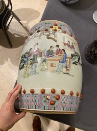 Een Chinese famille rose tuinzit met dames in een tuin, 20e eeuw