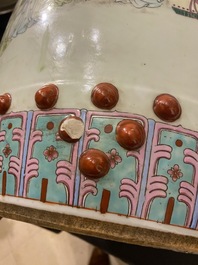 Een Chinese famille rose tuinzit met dames in een tuin, 20e eeuw