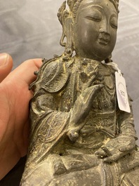 Een Chinese bronzen Boeddha en een perzikvormige wierookbrander, Ming en Qing