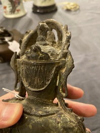 Een Chinese bronzen Boeddha en een perzikvormige wierookbrander, Ming en Qing