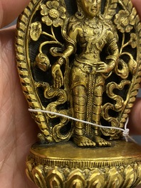 Belle petite sculpture de Bouddha en bronze dor&eacute;, N&eacute;pal, 17/18&egrave;me