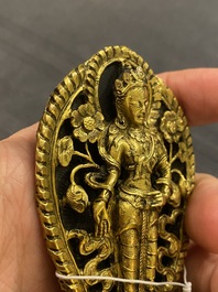 Belle petite sculpture de Bouddha en bronze dor&eacute;, N&eacute;pal, 17/18&egrave;me