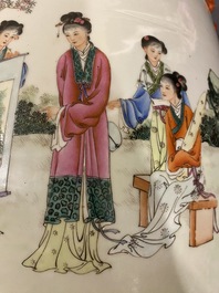 Een Chinese famille rose tuinzit met dames in een tuin, 20e eeuw