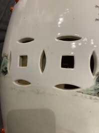 Een Chinese famille rose tuinzit met dames in een tuin, 20e eeuw