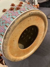 Een Chinese famille rose tuinzit met dames in een tuin, 20e eeuw