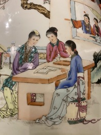 Een Chinese famille rose tuinzit met dames in een tuin, 20e eeuw