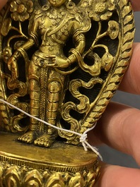 Belle petite sculpture de Bouddha en bronze dor&eacute;, N&eacute;pal, 17/18&egrave;me