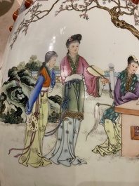 Een Chinese famille rose tuinzit met dames in een tuin, 20e eeuw