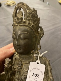 Een Chinese bronzen Boeddha en een perzikvormige wierookbrander, Ming en Qing