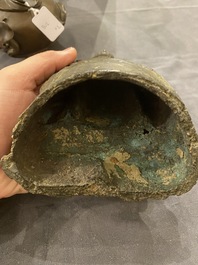 Een Chinese bronzen Boeddha en een perzikvormige wierookbrander, Ming en Qing