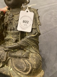 Een Chinese bronzen Boeddha en een perzikvormige wierookbrander, Ming en Qing