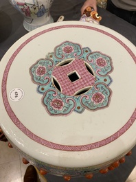 Een Chinese famille rose tuinzit met dames in een tuin, 20e eeuw