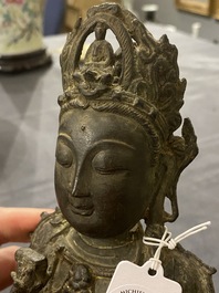 Een Chinese bronzen Boeddha en een perzikvormige wierookbrander, Ming en Qing