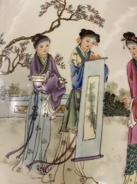 Een Chinese famille rose tuinzit met dames in een tuin, 20e eeuw