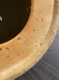 Een Chinese famille rose tuinzit met dames in een tuin, 20e eeuw