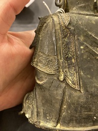 Een Chinese bronzen Boeddha en een perzikvormige wierookbrander, Ming en Qing