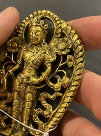 Belle petite sculpture de Bouddha en bronze dor&eacute;, N&eacute;pal, 17/18&egrave;me