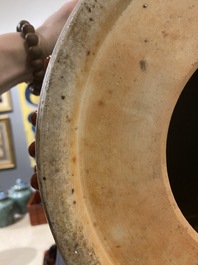 Een Chinese famille rose tuinzit met dames in een tuin, 20e eeuw