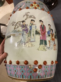 Een Chinese famille rose tuinzit met dames in een tuin, 20e eeuw