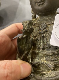 Een Chinese bronzen Boeddha en een perzikvormige wierookbrander, Ming en Qing