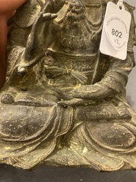 Een Chinese bronzen Boeddha en een perzikvormige wierookbrander, Ming en Qing