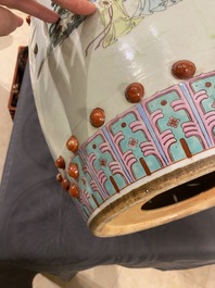 Een Chinese famille rose tuinzit met dames in een tuin, 20e eeuw