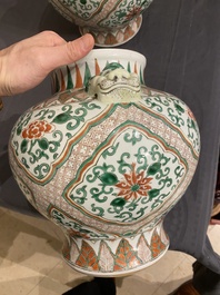 A pair of Chinese wucai vases with lion heads, 19/20th C.