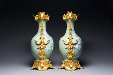 Paire de vases en porcelaine de Chine &agrave; d&eacute;cor de ph&eacute;nix en bleu et blanc sur fond c&eacute;ladon aux montures en bronze dor&eacute;, 19&egrave;me