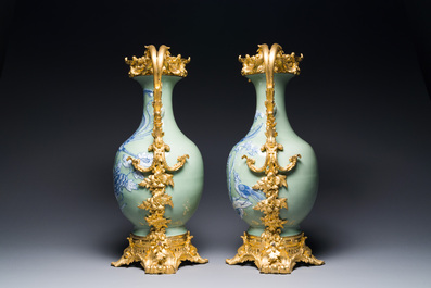 Een paar Chinese blauw-witte vazen met celadon fondkleur en vergulde bronzen monturen, 19e eeuw