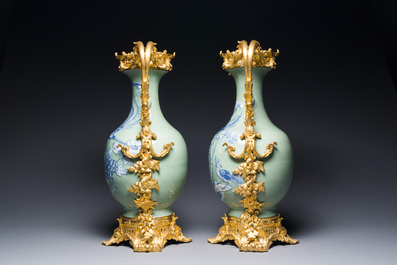 Paire de vases en porcelaine de Chine &agrave; d&eacute;cor de ph&eacute;nix en bleu et blanc sur fond c&eacute;ladon aux montures en bronze dor&eacute;, 19&egrave;me