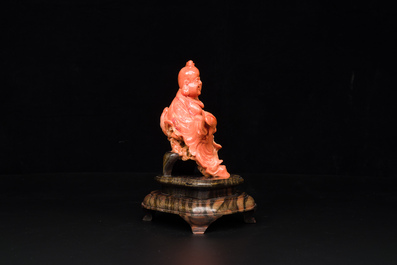 Sculpture de Bouddha rieur en corail rouge sur socle en bois, Chine, 19/20&egrave;me