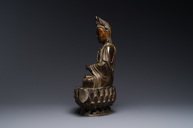 Statuette d'un Bodhisattva sur tr&ocirc;ne de lotus en bronze partiellement laqu&eacute; et dor&eacute;, Chine, Ming