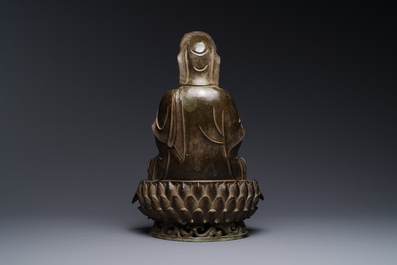 Statuette d'un Bodhisattva sur tr&ocirc;ne de lotus en bronze partiellement laqu&eacute; et dor&eacute;, Chine, Ming