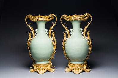 Paire de vases en porcelaine de Chine &agrave; d&eacute;cor de ph&eacute;nix en bleu et blanc sur fond c&eacute;ladon aux montures en bronze dor&eacute;, 19&egrave;me