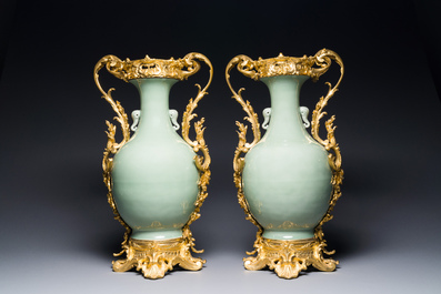 Een paar Chinese blauw-witte vazen met celadon fondkleur en vergulde bronzen monturen, 19e eeuw