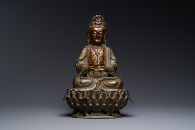 Statuette d'un Bodhisattva sur tr&ocirc;ne de lotus en bronze partiellement laqu&eacute; et dor&eacute;, Chine, Ming