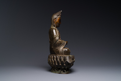 Statuette d'un Bodhisattva sur tr&ocirc;ne de lotus en bronze partiellement laqu&eacute; et dor&eacute;, Chine, Ming