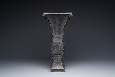 Vase de forme 'zun' en bronze &agrave; d&eacute;cor de taotie, Chine, Ming