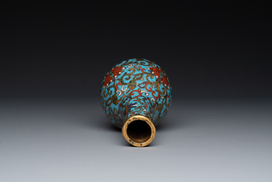 Petit vase de forme bouteille en &eacute;maux cloisonn&eacute;s &agrave; d&eacute;cor de rinceaux de lotus, Chine, marque et &eacute;poque de Qianlong