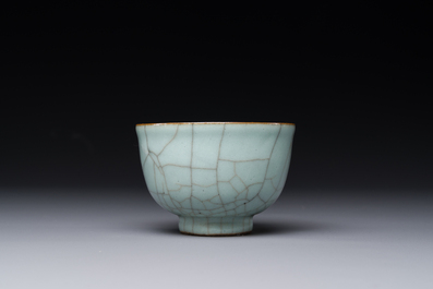 A Chinese ge-type crackle-glazed tea cup, 19th C.